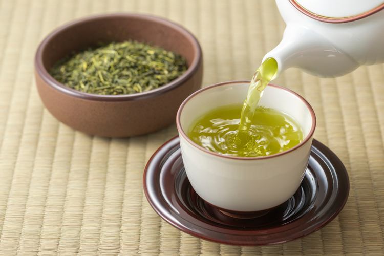 Making green tea in a tatami floor.